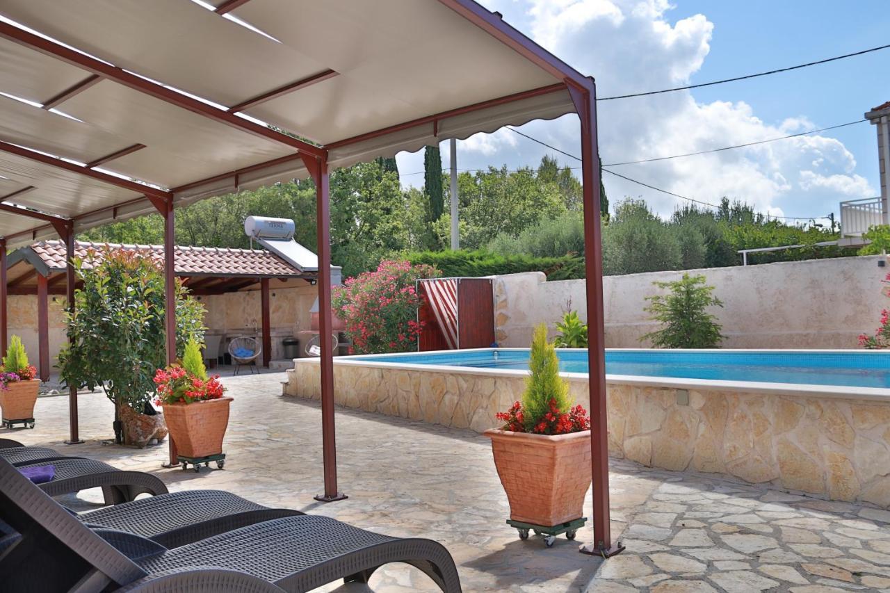 Villa Grand Pinea Cilipi Bagian luar foto