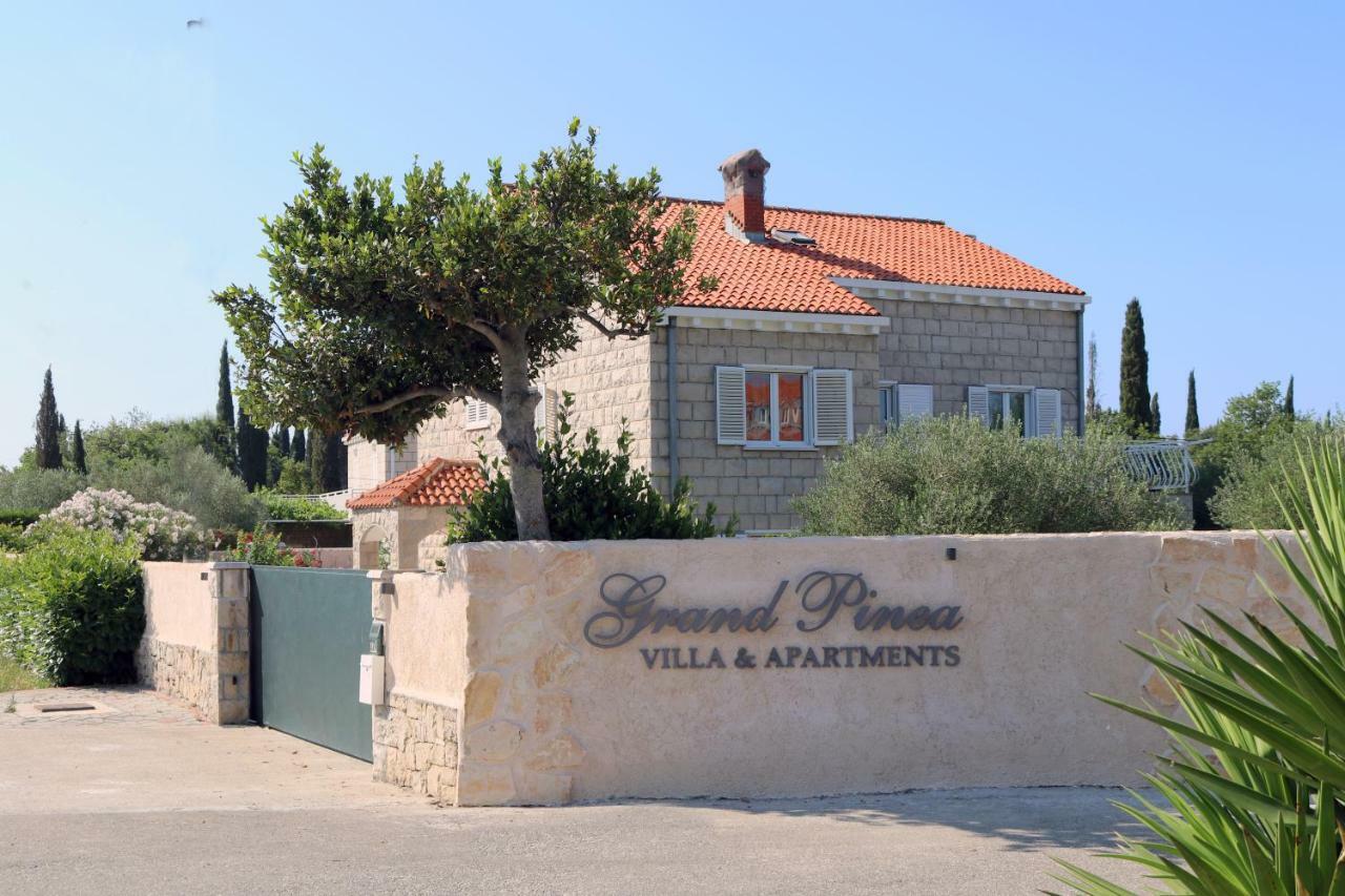 Villa Grand Pinea Cilipi Bagian luar foto