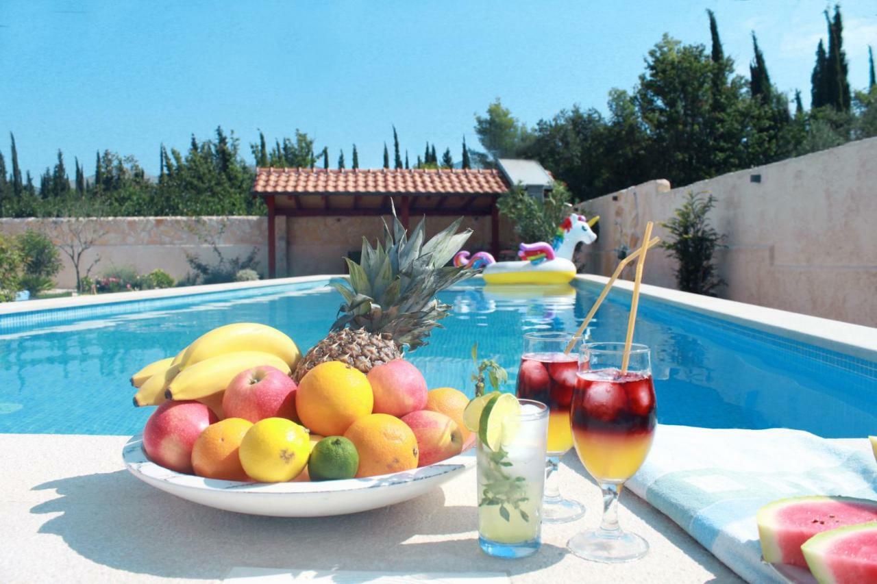 Villa Grand Pinea Cilipi Bagian luar foto